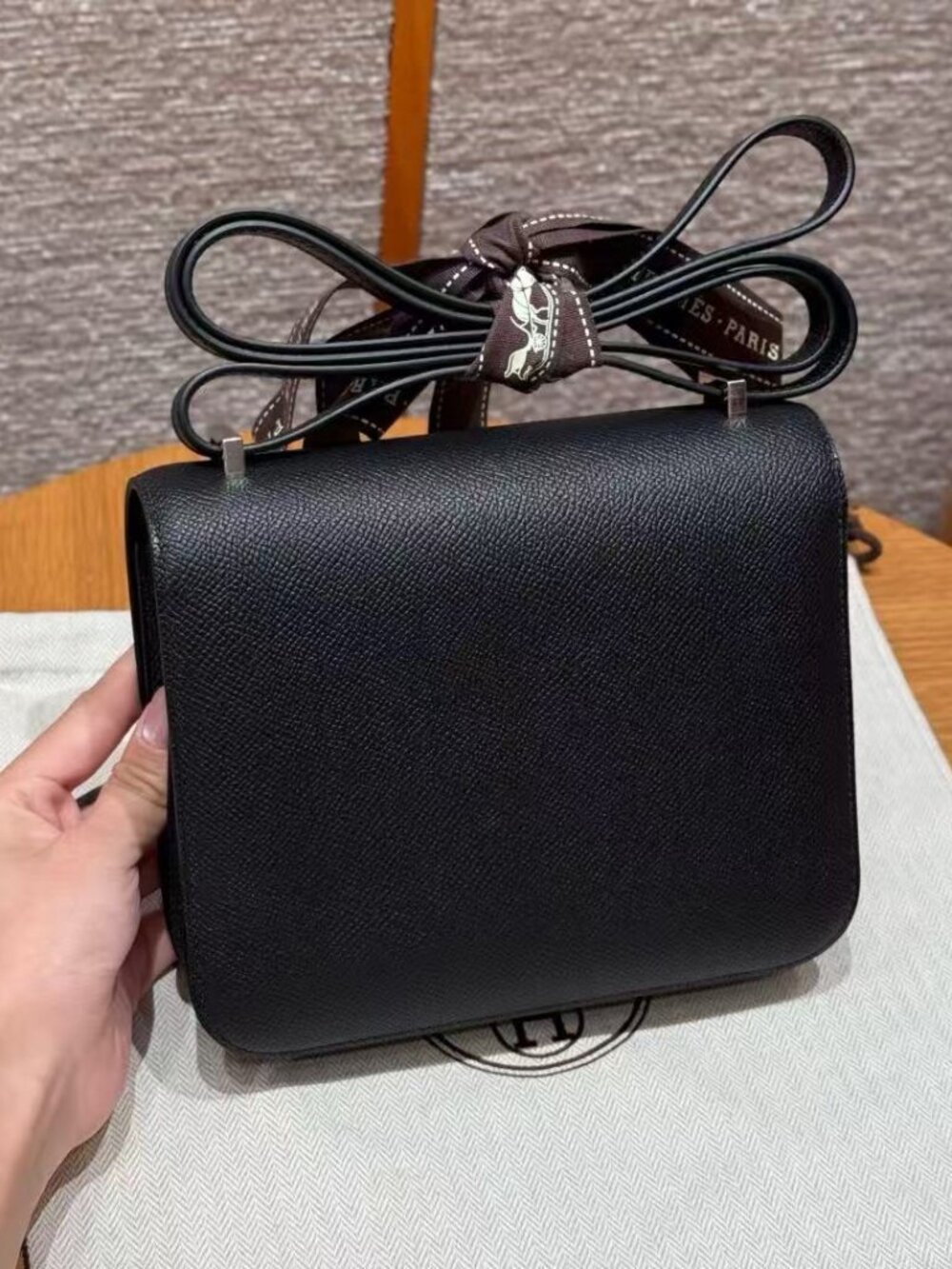 Classic Hermes Bag: A Stylish and Versatile Choice for Elegance - Picture 3 of 5